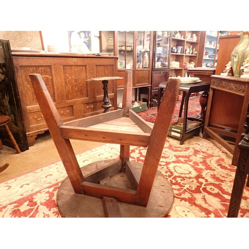 1382 - An 18th century elm topped cricket table with undertier and angular supports, 76cm diameter, 75cm hi... 