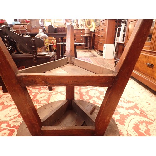 1382 - An 18th century elm topped cricket table with undertier and angular supports, 76cm diameter, 75cm hi... 