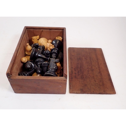 1119 - A vintage boxwood chess set, boxed