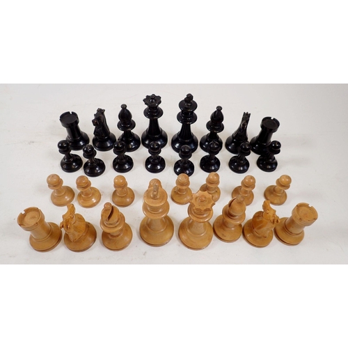 1119 - A vintage boxwood chess set, boxed