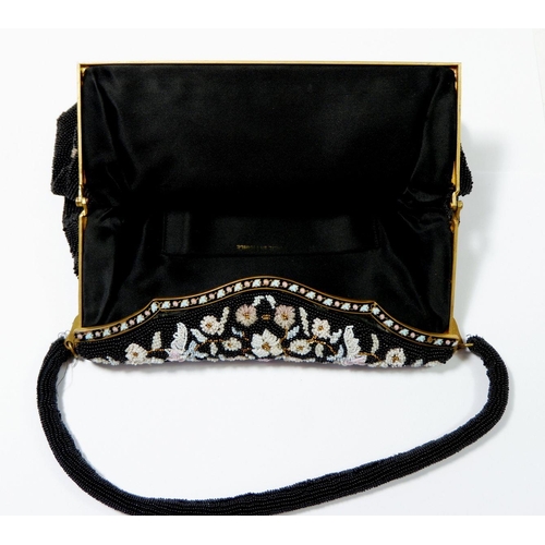 1135 - A vintage floral beadwork handbag