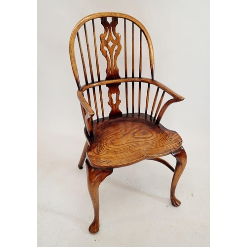 1257 - An early 19th century elm seated Windsor chair with cabriole legs and crinoline stretcher