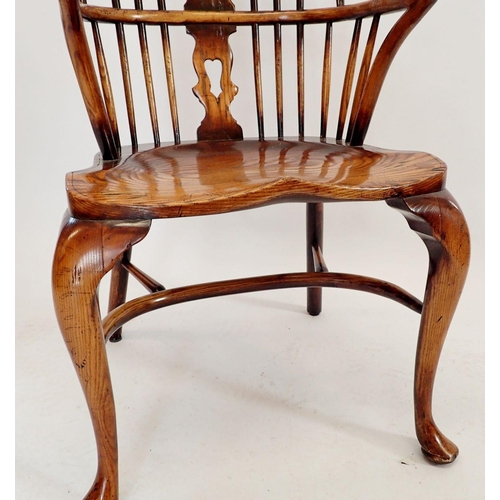 1257 - An early 19th century elm seated Windsor chair with cabriole legs and crinoline stretcher