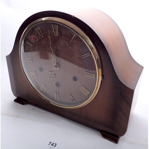 743 - A 1950s oak mantel clock with Westminster chime, 23cm tall