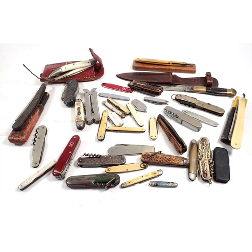 796 - A quantity of old penknives and cut throat razors