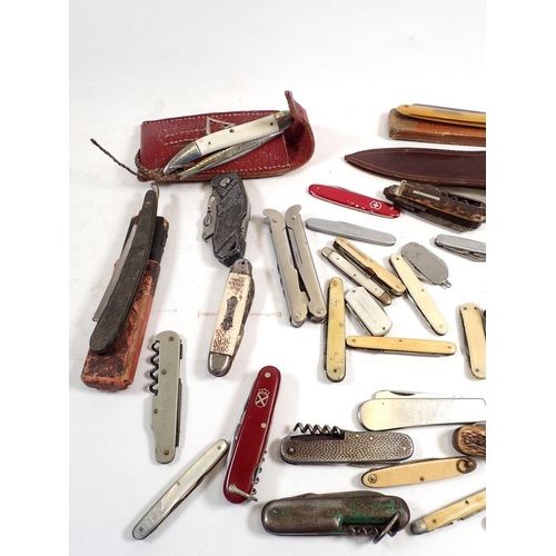 796 - A quantity of old penknives and cut throat razors