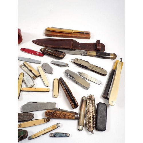 796 - A quantity of old penknives and cut throat razors