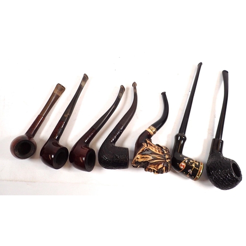 804 - A wooden pipe stand with seven vintage pipes