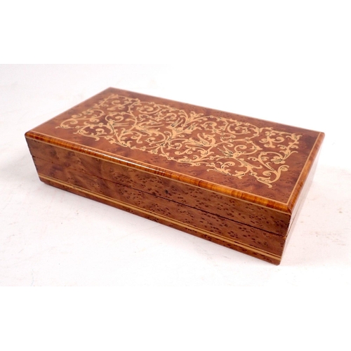 813 - An Italian marquetry box, 18.5cm wide