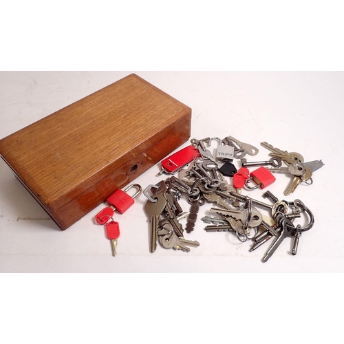 822 - A box of old keys