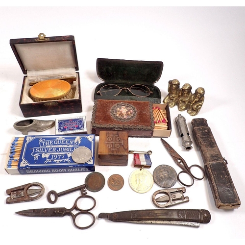 827 - A group of collectables to include whistle, cut throat razor, spectacles etc