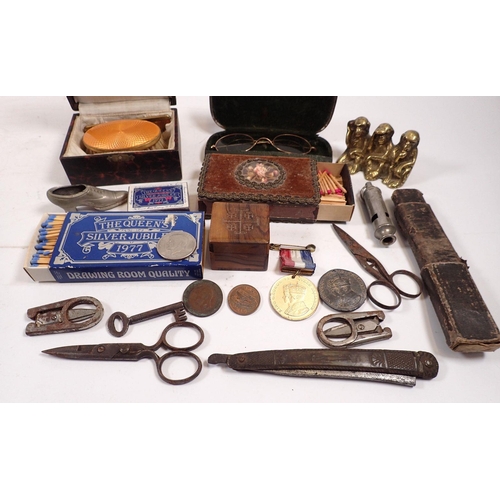 827 - A group of collectables to include whistle, cut throat razor, spectacles etc