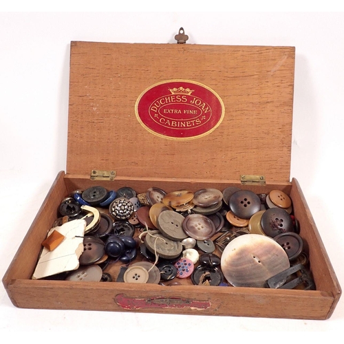 864 - A box of old buttons