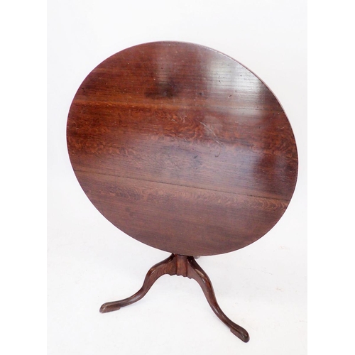 1089 - A Georgian oak tilt top circular occasional table on turned column and triple supports, 89.5cm diame... 