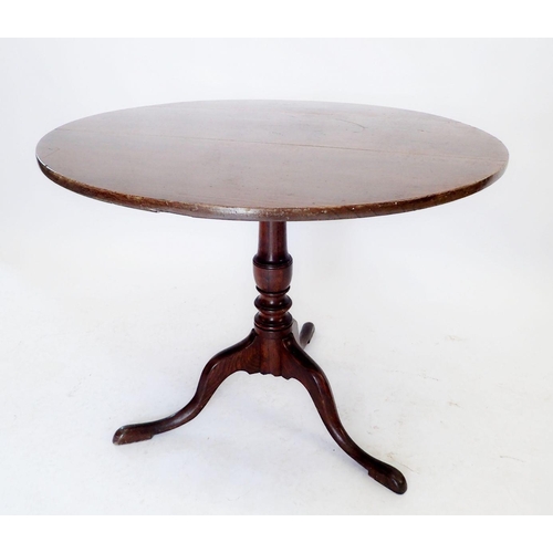 1089 - A Georgian oak tilt top circular occasional table on turned column and triple supports, 89.5cm diame... 