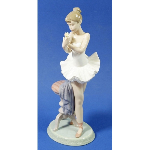 16 - A Lladro figure 07641 'For a Perfect Performance' boxed - good condition