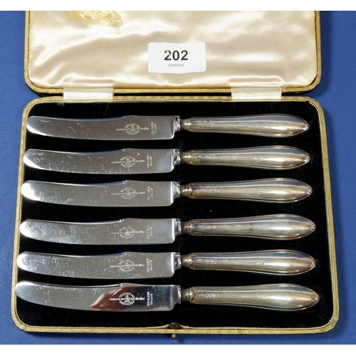 202 - A set of six silver handled tea knives, cased, Sheffield 1933