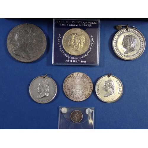 481 - A box of world coins and medallions including examples: British, Channel Islands, Eire, Egypt, Franc... 