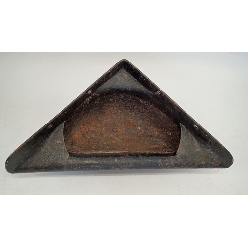 1198 - A cast iron corner feed stable trough, 94cm wide