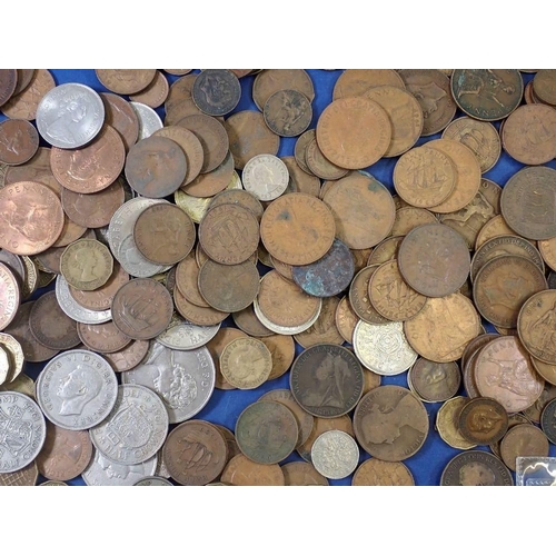 486 - A quantity of British pre-decimal and decimal coinage including: farthings, halfpennies, pennies, br... 