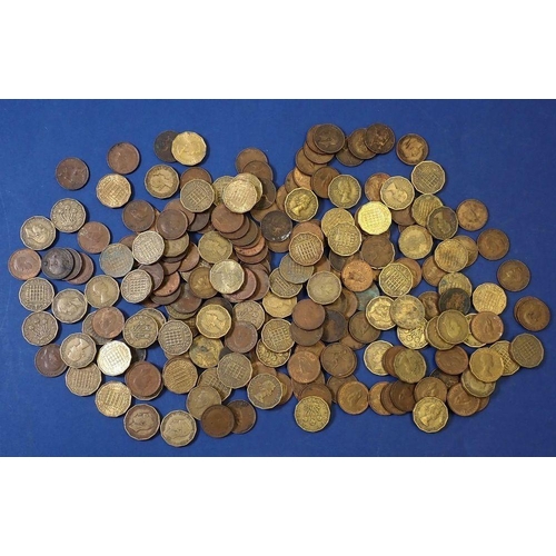 506 - A quantity of farthings and brass threepence approx 0.9 kilo's Edward VII through Elizabeth II - Con... 