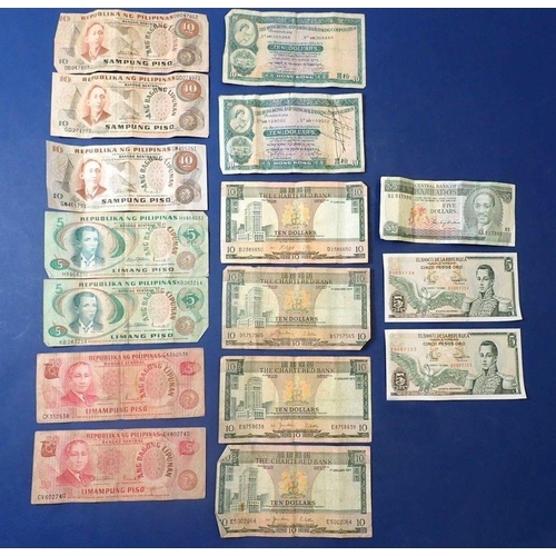 518 - A wad of world banknotes, examples include: Barbados $5 1975, Colombia 5 pesos 1961-81, Hong Kong: C... 