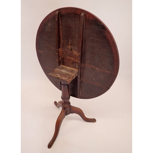 1188 - A Georgian oak tilt top circular occasional table on turned column and triple supports, 89.5cm diame... 