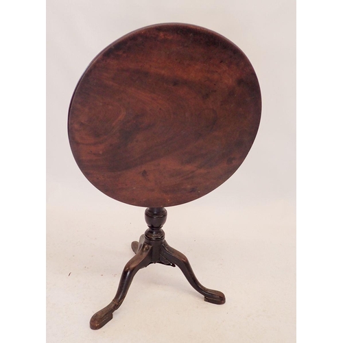 1104 - A Georgian mahogany circular tilt top occasional table on triple supports