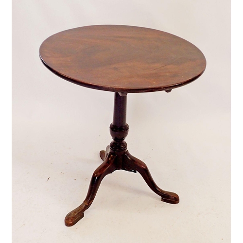 1104 - A Georgian mahogany circular tilt top occasional table on triple supports