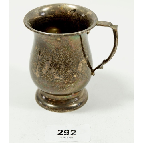 292 - A small silver christening cup tankard, Birmingham 1937, 8cm high, 75g