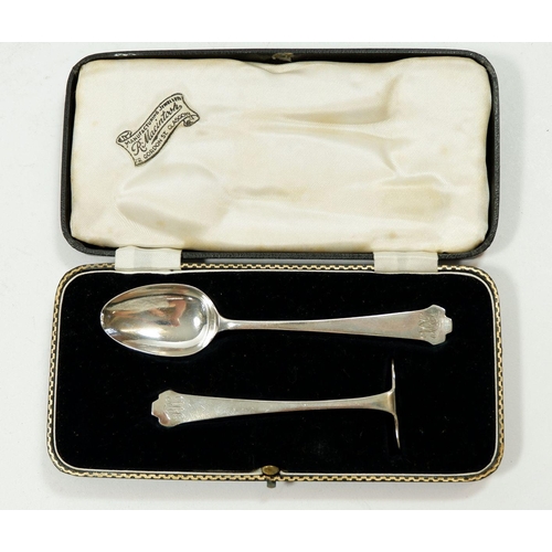 294 - A silver child's christening spoon and pusher, cased, Sheffield 1934