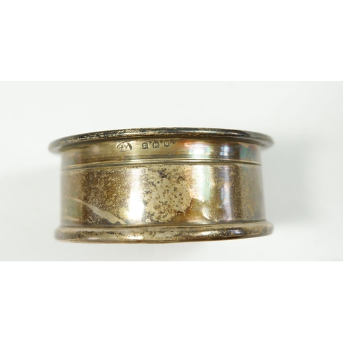 322 - A silver and tortoiseshell circular box with inlaid ribbon and floral decoration, London 1918, 6cm d... 