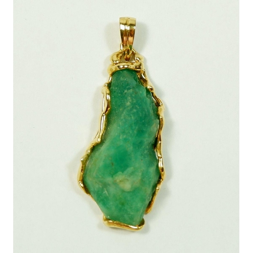 415 - A gold mounted uncut Columbian emerald 56.5k, 8.9g of gold, 6cm total length