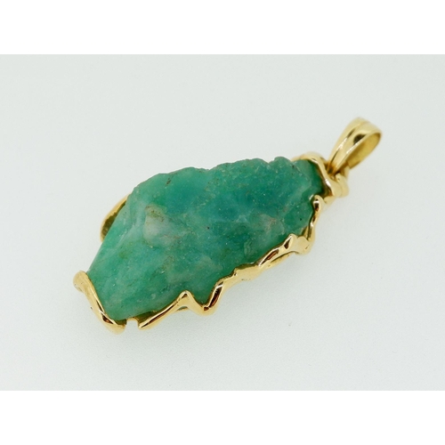 415 - A gold mounted uncut Columbian emerald 56.5k, 8.9g of gold, 6cm total length