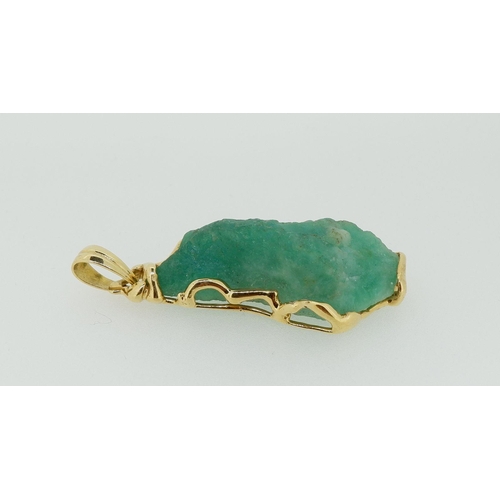 415 - A gold mounted uncut Columbian emerald 56.5k, 8.9g of gold, 6cm total length