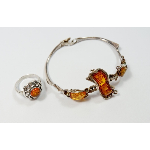 532 - A silver and amber ring and bracelet