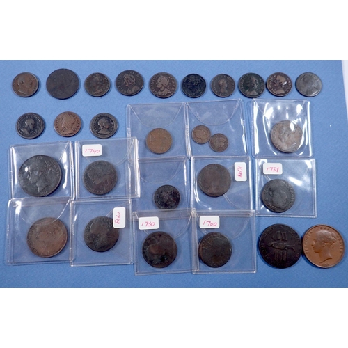 587 - A quantity of copper/bronze coinage and token including: farthings, halfpennies, pennies, half farth... 