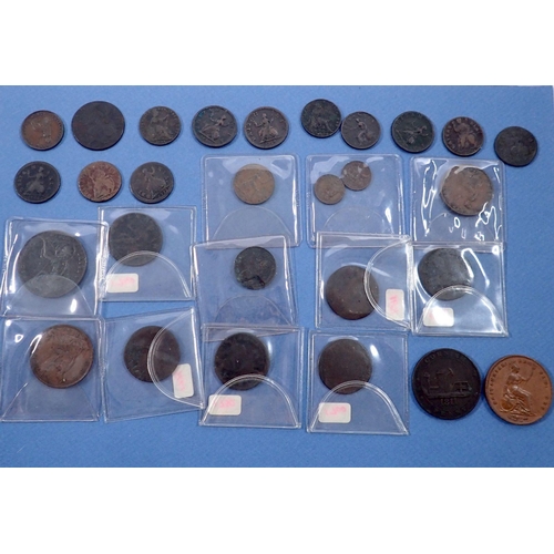 587 - A quantity of copper/bronze coinage and token including: farthings, halfpennies, pennies, half farth... 