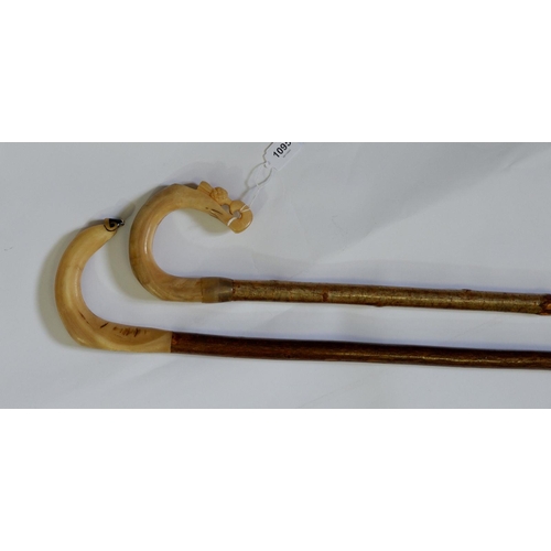 1095 - A horn handled walking stick and similar staff