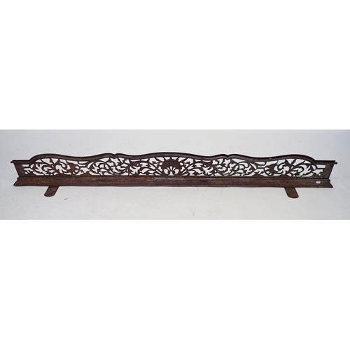 1133 - A George III steel fire fender with pierced scrolling foliage and phesants, 134cm