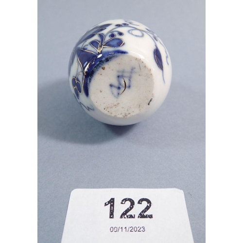 122 - A Meissen style miniature blue and white vase, 6.5cm tall