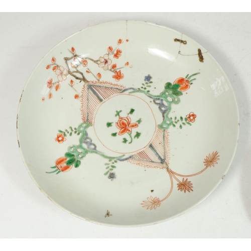 161 - A Chinese Kangxi famille verte saucer dish painted stylised floral motifs, seal mark to base, 21.5cm... 