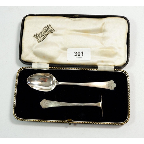 301 - A silver child's christening spoon and pusher, cased, Sheffield 1934