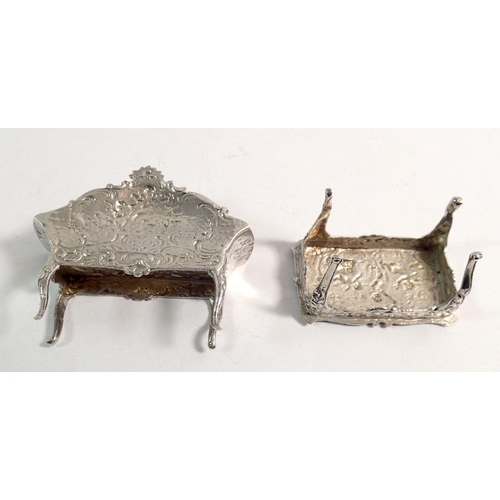 331 - A miniature silver sofa and table with English import hallmarks for Chester 1900, 38g total weight, ... 