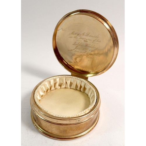 338 - A 9 carat gold dressing table pot, with inscription to inner lid and silk lined interior, total weig... 