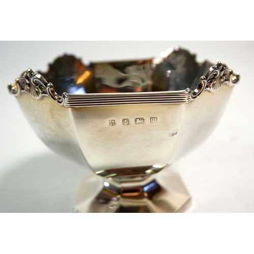 346 - A silver octagonal sugar bowl on pedestal foot, 180g, Birmingham 1911