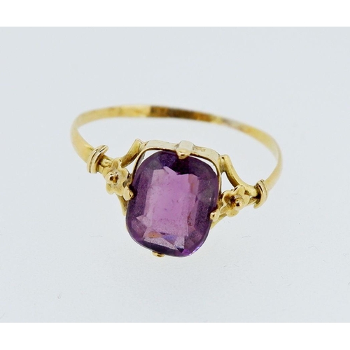 376 - A Victorian gold amethyst ring on floral shoulders, 2g, size R-S