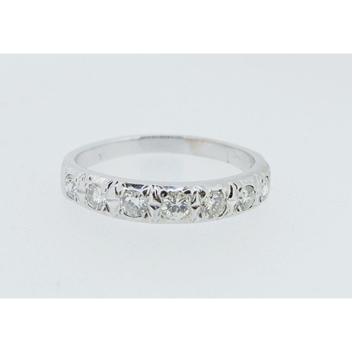 387 - A white gold seven stone diamond ring, size S, 3.8g