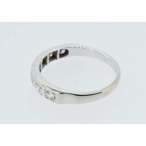 387 - A white gold seven stone diamond ring, size S, 3.8g