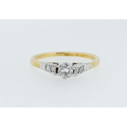 391 - A 9 carat and 18 carat gold diamond ring, size N-O, 2.9g